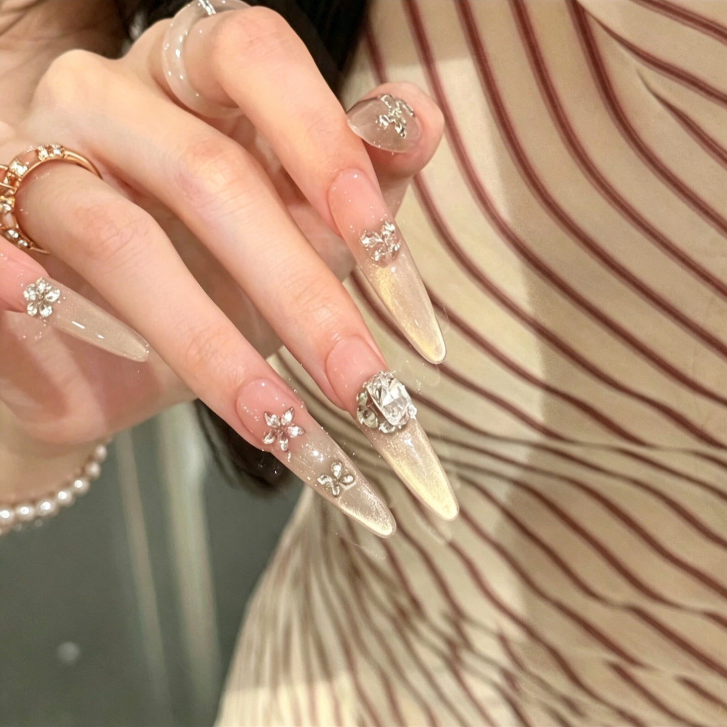Rosé Glow | Gold Cat-Eye Chain Press-On Nails - main product image 2